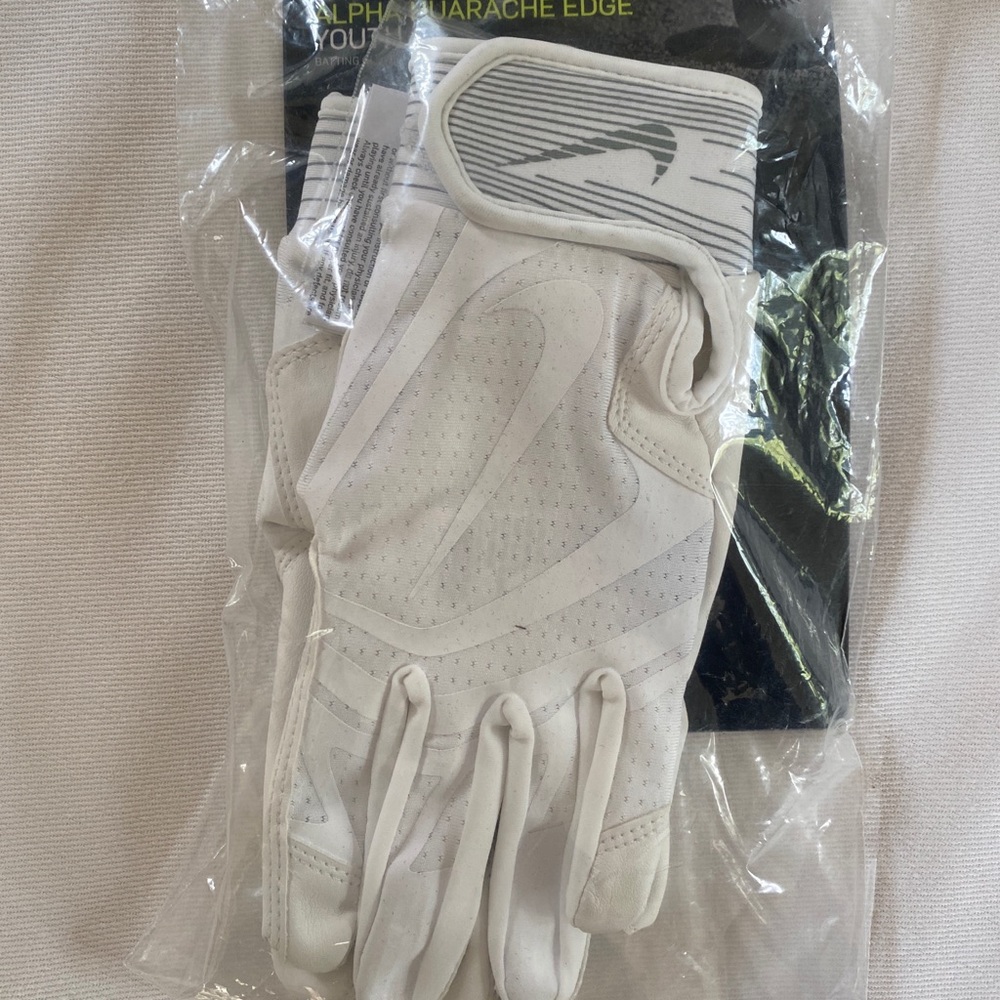 Youth Alpha Huarache Edge Nike batting gloves